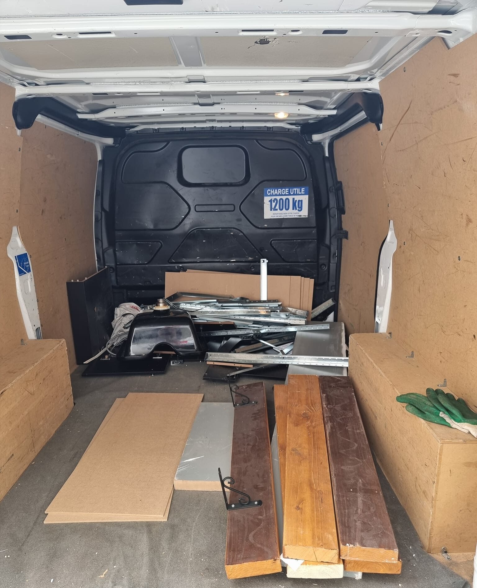 Camion de déménagement pour particuliers chargé de planches et de matériaux en Corse