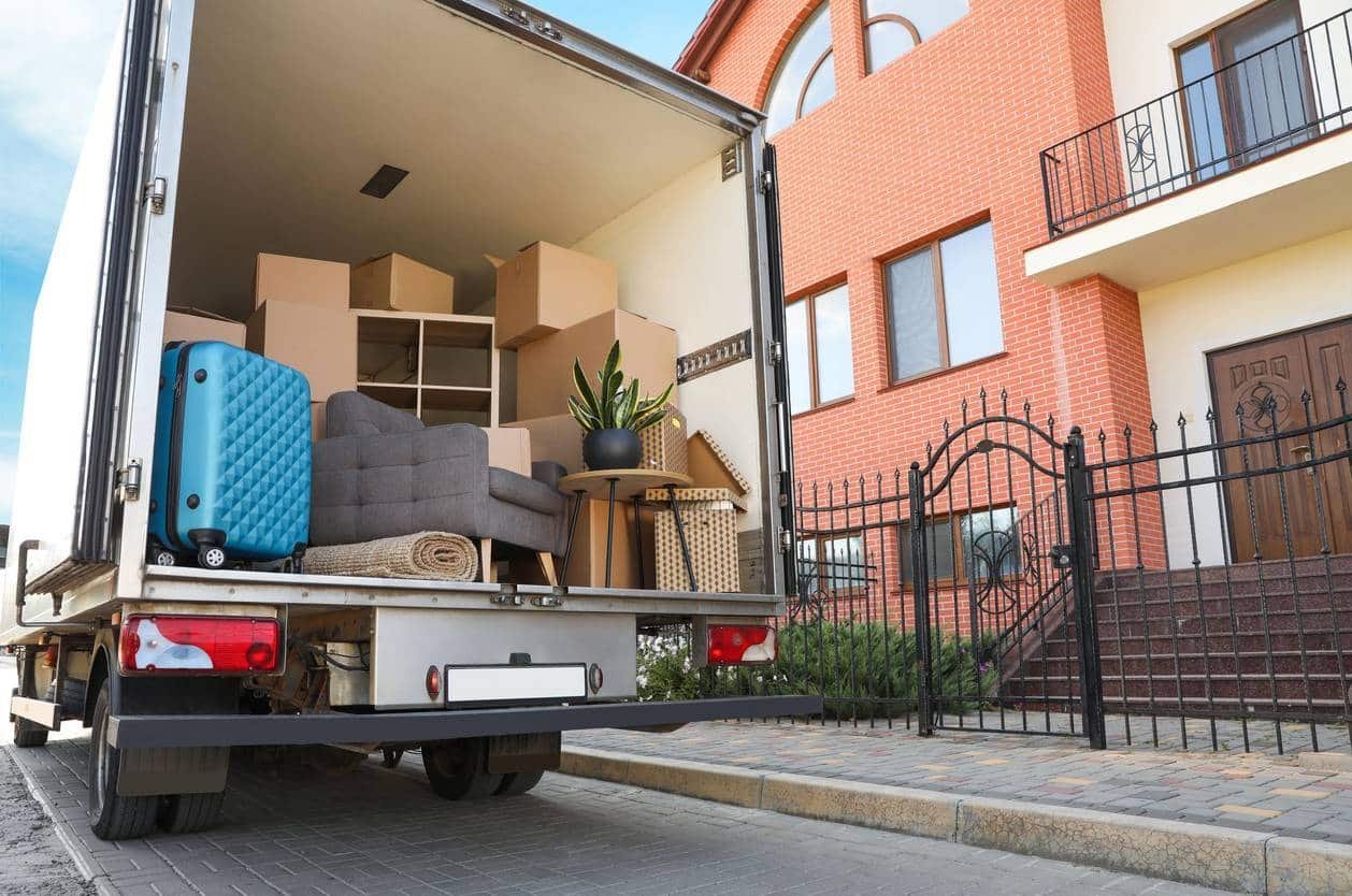 Chargement d’un camion de déménagement devant une résidence